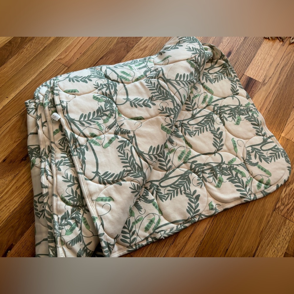 Kate Quinn cotton pea pod quilt